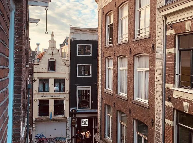 Amsterdam Central Guest House 3*