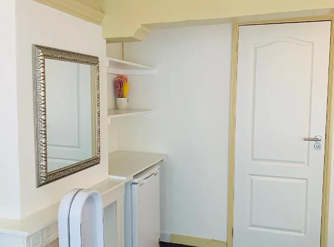 Amsterdam Central Guest House ゲストハウス